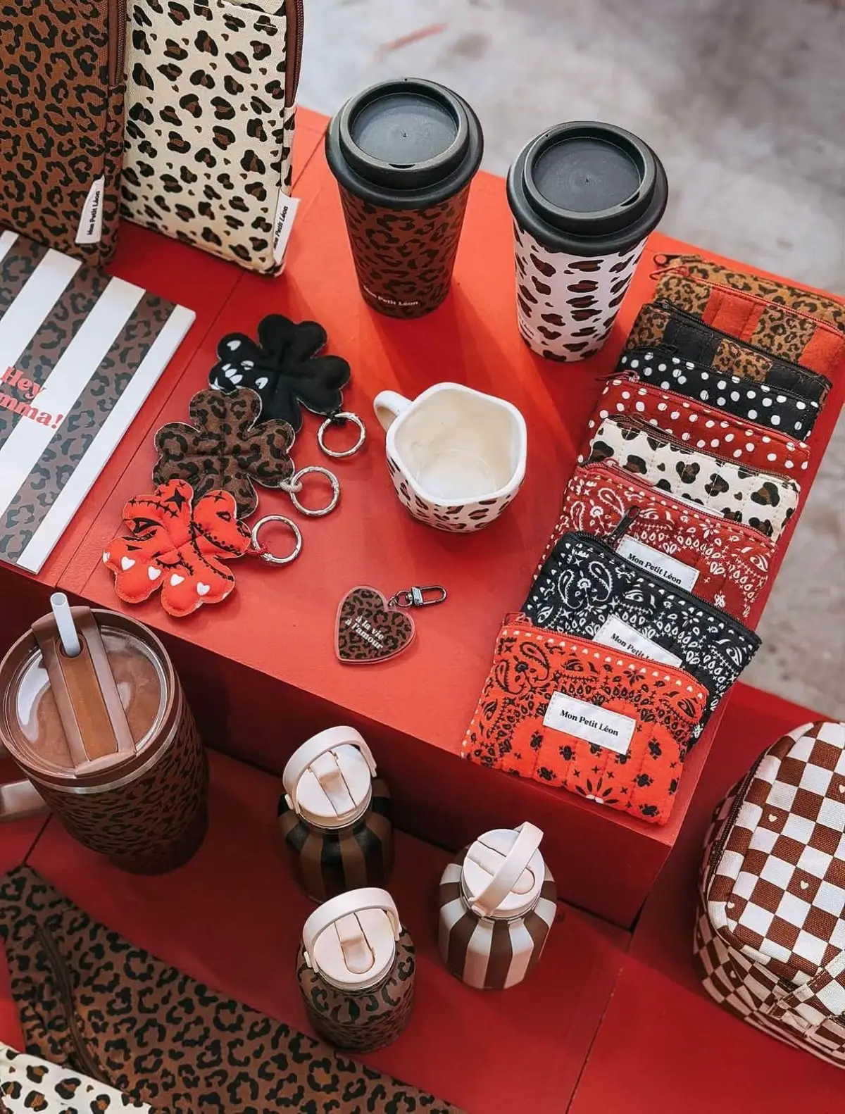 Accessoires Mon Petit Léon : mugs, pochettes et porte-clés